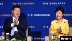 한국을 방문한 시진핑 중국 국가주석(왼쪽)이 박근혜 한국 대통령과 함께 4일 열린 '한-중 경제통상협력포럼'에 참석했다.