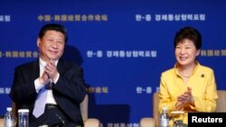 한국을 방문한 시진핑 중국 국가주석(왼쪽)이 박근혜 한국 대통령과 함께 지난 4일 열린 '한-중 경제통상협력포럼'에 참석했다.