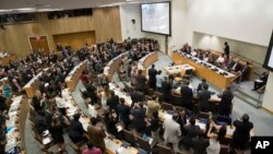 Para anggota delegasi bertepuk tangan meriah setelah pengambilan suara dalam konferensi tersebut memutuskan untuk mengadopsi traktat yang mengikat secara hukum untuk melarang senjata nuklir, di markas besar PBB, Jumat, 7 Juli 2017.