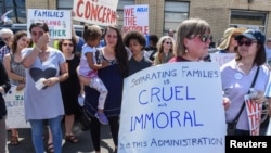 Warga berpartisipasi dalam unjuk rasa di depan fasilitas milik Departemen Keamanan Dalam negeri. Unjuk rasa digelar untuk menentang kebijakan imigrasi AS terbaru yang memisahkan anak-anak dari orang tuanya pada saat mereka memasuki Amerika tanpa kelengkapan dokumen, Elizabeth, New Jersey, 17 Juni 2018.