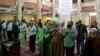 Jemaah sebuah masjid di Teheran, Iran, menjaga jarak saat melakukan salat, di tengah pandemi corona, 30 April 2020. (Foto: WANA (West Asia News Agency)/Ali Khara via REUTERS ). 