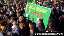 Mesajı dinlemek için alanda toplananlar Öcalan’a destek mesajları içeren pankartlar taşıdı.