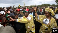 Le président zimbabwéen Robert Mugabe, au centre, avec son épouse Grace à Tsholotsho, son village natal, Zimbabwe, 23 mars 2005.