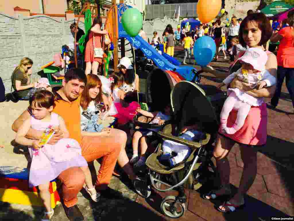 Maksim Maslyuk va uning oilasi Luganskdan to&#39;qqiz oy oldin qochgan. Kiyevdagi sharoitga moslashish oson emas, deydi u. 3-iyun, 2015-yil.