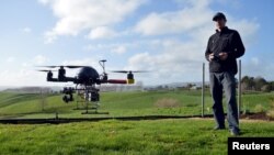 Seorang insinyur menerbangkan pesawat nirawak atau drone di kota Raglan, Selandia Baru. (Foto: Ilustrasi)