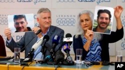Marc dan Debra Tice, orang tua Austin Tice, yang hilang di Suriah sejak Agustus 2012, menunjukkan foto Austin dalam konferensi pers di Beirut, Lebanon, 20 Juli 2017. 