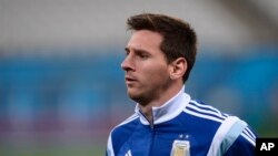 Pemain Argentina Lionel Messi dalam latihan sehari sebelum babak semifinal Piala Dunia antara Belanda dan Argentina, di stadion Itaquerao di Sao Paulo, Brazil, 8 Juli 2014.