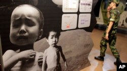 지난 2010년 9월 서울 전쟁기념관에 북한 식량난을 소개하는 사진이 전시됐다. (자료사진)