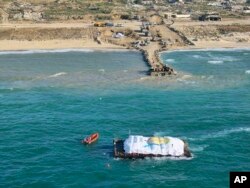 ภาพจากกองทัพอิสราเอลแสดงให้เห็นการขนส่งความช่วยเหลือด้านมนุษยธรรมจากเรือที่มาถึงชายฝั่งฉนวนกาซ่าเป็นครั้งแรกเมื่อ 15 มี.ค. 2567