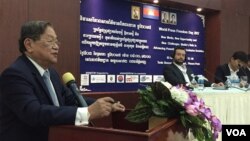 លោក ខៀវ កាញារីទ្ធ រដ្ឋមន្ត្រី​ក្រសួង​ព័ត៌មាន ថ្លែង​នៅក្នុងទិវា​សេរីភាព​សារព័ត៌មាន​ពិភពលោក​លើក​ទី​១៦​នៅ​រាជធានី​ភ្នំពេញ កាលពីថ្ងៃពុធ ទី៣ ខែឧសភា ឆ្នាំ២០១៧។ (កាន់ វិច្ឆិកា/VOA)