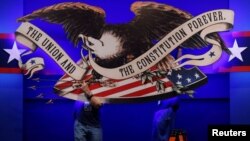 Punonjësit përgatisin skenën për debatin e parë presidencial në Cleveland, Ohio