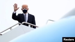  U.S. President Joe Biden boards Air Force One as he departs Washington for travel to visit a Pfizer manufacturing plant in Michigan, at Joint Base Andrews, Maryland, Feb. 19, 2021. 