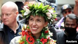 Perdana Menteri Selandia Baru Jacinda Ardern tersenyum selama kampanye di Pusat Kota Mangere dan pasar di Auckland, Selandia Baru, 10 Oktober 2020. (Foto: REUTERS/Fiona Goodall)