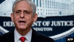 메릭 갈랜드 미 법무부 장관이 3일 워싱턴 D.C. 시내 청사에서 펜타닐 전구체 등 제조·유통망 저지에 관해 기자회견하고 있다. 