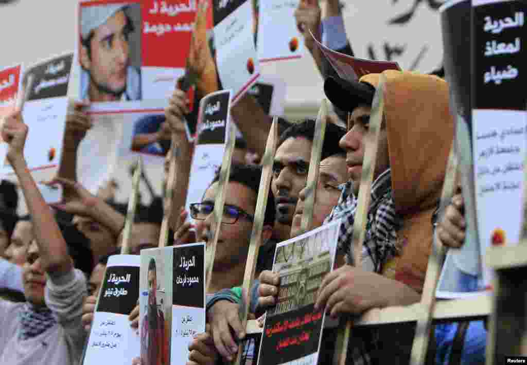 Members of the April 6 movement and other activists shout slogans against the government during a protest against the detention of several members of their movement in front of the Press Syndicate building in Cairo, Egypt, April 6, 2014.