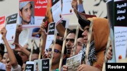 Para demonstran anti pemerintah melakukan unjuk rasa di Kairo, Mesir (foto: dok).