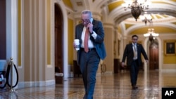参议院多数党领袖舒默抵达国会大厦。(2024年2月8日)