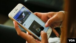 រូបឯកសារ៖ អ្នក​ប្រើប្រាស់​បណ្តាញ​សង្គម​ហ្វេសប៊ុក​ម្នាក់​ ​កំពុង​មើល​មុខងារ​ថ្មី​របស់​ហ្វេសប៊ុក​ ​ហៅ​ថា​ 'Explore feed'​ នៅ​លើ​ទូរស័ព្ទ​ស្មាតហ្វូន​របស់​គាត់​ ​កាល​ពី​ថ្ងៃ​ព្រហស្បតិ៍​ខែ​វិច្ឆិកា​ឆ្នាំ​២០១៧។​ ​(នៅ វណ្ណារិន/VOA)