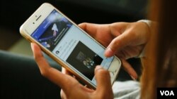 រូបឯកសារ៖ អ្នក​ប្រើប្រាស់​បណ្តាញ​សង្គម​ហ្វេសប៊ុក​ម្នាក់​ ​កំពុង​មើល​មុខងារ​ថ្មី​របស់​ហ្វេសប៊ុក​ ​ហៅ​ថា​ 'Explore feed'​ នៅ​លើ​ទូរស័ព្ទ​ស្មាតហ្វូន​របស់​គាត់​ ​កាល​ពីខែ​វិច្ឆិកា ​ឆ្នាំ​២០១៧។​ ​(នៅ វណ្ណារិន/វីអូអេ)