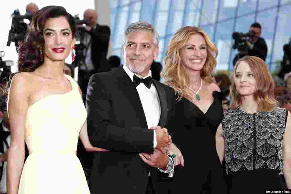 （左起）克鲁尼的妻子、人权人士阿马尔，演员乔治&middot;克鲁尼，朱莉娅&bull;罗伯茨和朱迪&middot;福斯特在戛纳电影节参加影片《金融怪兽》的放映式&nbsp;（2016年5月12日）。2017年6月6日美国社交媒体被各路庆祝的信息霸屏，克鲁尼儿女的名字&ldquo;艾拉和亚历山大&rdquo;成为推特在美国地区的热门话题。
