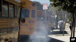 Bus sekolah di Los Angeles, AS yang berbahan bakar diesel mengeluarkan gas buang (foto: dok). WHO memperingatkan bahwa gas buang knalpot diesel menyebabkan kanker.