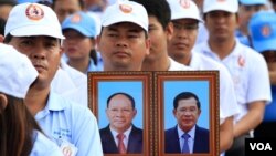 សមាជិកគណបក្សប្រជាជនកម្ពុជា ចូលរួមការប្រារព្ធខួបអនុស្សាវរីយ៍ លើកទី៦៦ ថ្ងៃបង្កើតគណបក្សប្រជាជនកម្ពុជា ក្នុងរាជធានីភ្នំពេញ នៅថ្ងៃទី២៨ ខែមិថុនា ឆ្នាំ២០១៧។ (ហ៊ាន សុជាតា/VOA)