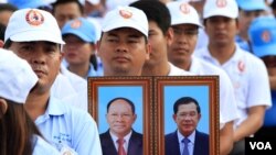 រូបឯកសារ៖ សមាជិកគណបក្សប្រជាជនកម្ពុជា ចូលរួមការប្រារព្ធខួបអនុស្សាវរីយ៍ លើកទី៦៦ ថ្ងៃបង្កើតគណបក្សប្រជាជនកម្ពុជា ក្នុងរាជធានីភ្នំពេញ នៅថ្ងៃទី២៨ ខែមិថុនា ឆ្នាំ២០១៧។ (ហ៊ាន សុជាតា/VOA)