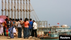 一批斯里兰卡民众观看中国船在汉班托塔港口作业(2010年3月24日)