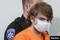 18 yoshli Peyton Jendron do'konga qurol bilan kelgan