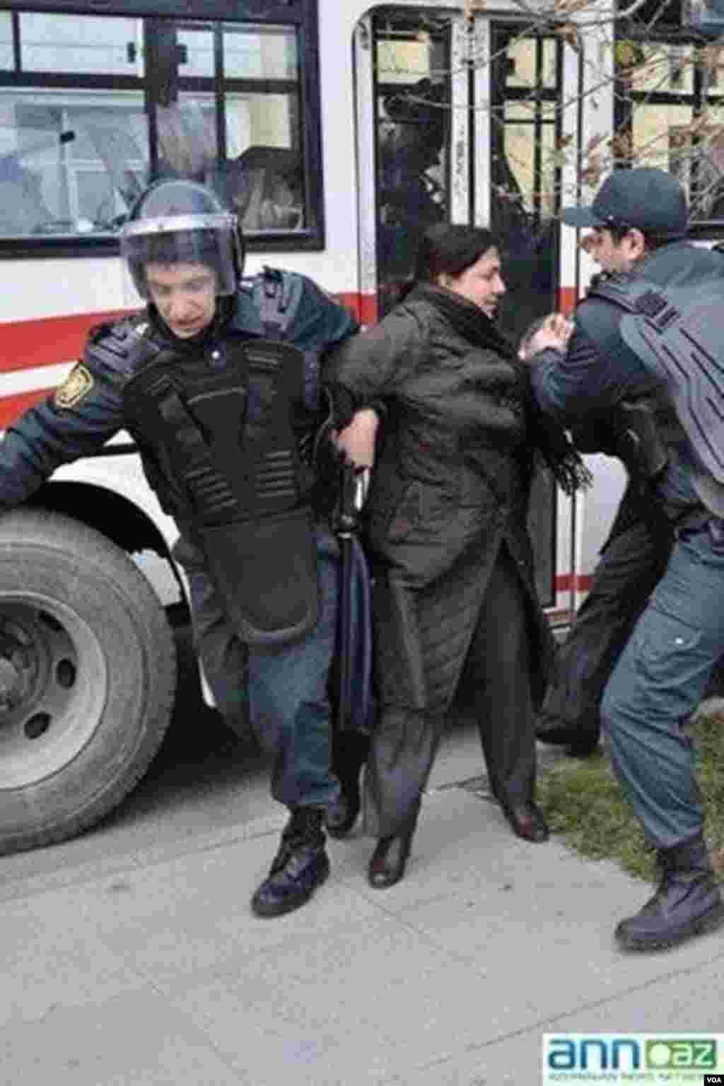 Hüquq müdafiəçisi Məlahət Nəsibova saxlanılarkən