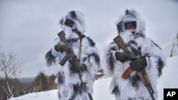 Tentara Ukraina ikut serta dalam latihan penggunaan rudal anti-tank NLAW di tempat latihan militer Yavoriv, dekat Lviv, Ukraina barat, Jumat, 28 Januari 2022. (Foto: AP)