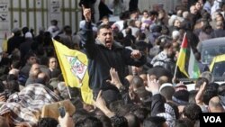 Para warga Palestina mengarak jenazah seorang pria Palestina, Omar Kawasmeh, yang terkena tembakan Israel yang salah sasaran di Tepi Barat, 7 Januari 2011.