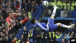 Diego Costa alors à Chelsea, à droite, en duel avec Toby Alderweireld de Southampton, au cours du match de football de Premier League anglaise entre Chelsea et Southampton au Stade de Stamford Bridge à Londres. (AP Photo / Matt Dunham, File)