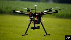 Drone berukuran kecil ini tengah diperagakan di hadapan para anggota asosiasi petani jagung Amerika, di sebuah peternakan di Cordova, Maryland (Foto: dok).