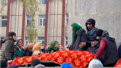 Tog'li Badaxshonda halok bo'lgan shaxs jasadini namoyishchilar viloyat markaziga olib keldi. 26-noyabr, 2021. 