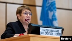 រូបឯកសារ៖ ឧត្តម​ស្នងការ​អង្គការ​សហប្រជាជាតិ​ទទួល​បន្ទុក​សិទ្ធិមនុស្ស​ អ្នកស្រី Michelle Bachelet ថ្លែង​សុន្ទរកថា ក្នុង​អំឡុង​ពេល​នៃ​ការ​ជជែក​ដេញដោល​គ្នា​ជា​បន្ទាន់​មួយ​ស្ដី​ពី​ការ​បំពាន​សិទ្ធិមនុស្ស​ដោយសារ​ការ​រើសអើង​ជាតិសាសន៍ ​ហ្សឺណែវ ប្រទេស​ស្វីស ថ្ងៃទី១៧ ខែមិថុនា ឆ្នាំ២០២០។ 