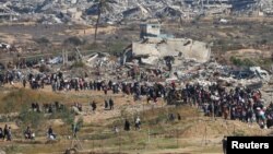 Раселени Палестинци се враќаат во своите домови во северниот дел на Газа, во услови на прекин на огнот меѓу Израел и Хамас, во близина на градот Газа