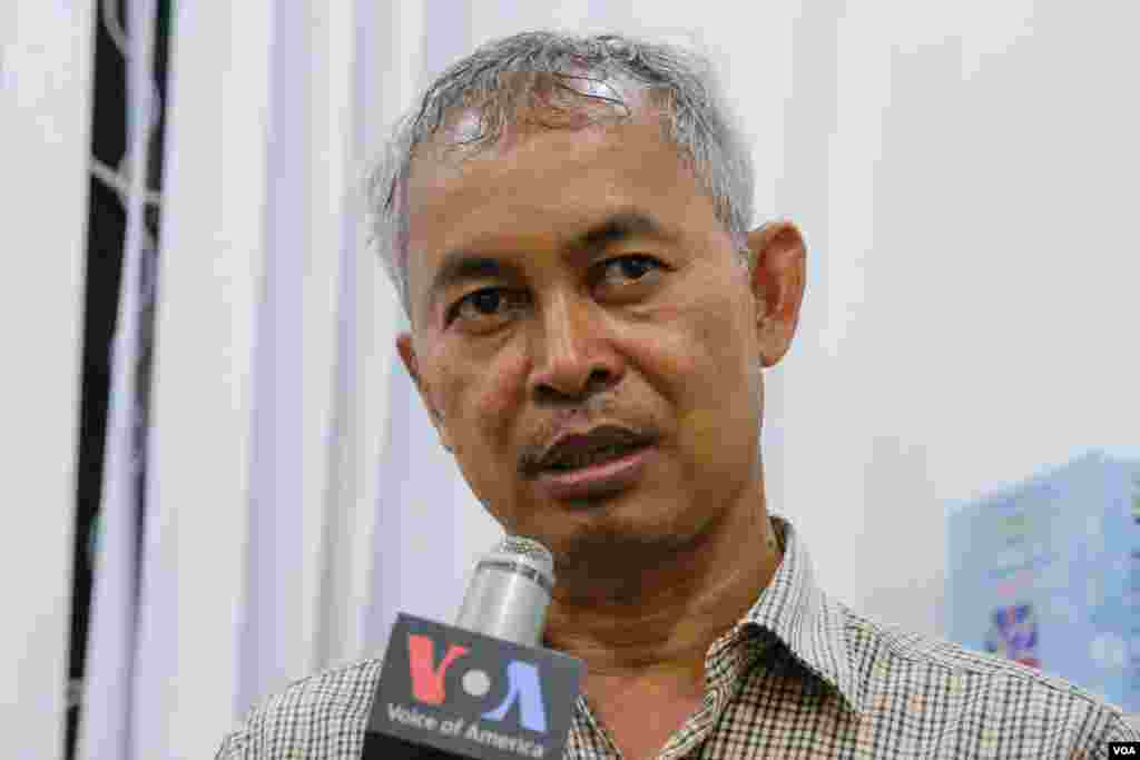 លោក យី សុខសាន្ត មន្ត្រី​សិទ្ធិមនុស្ស​នៃ​អង្គការ​អាដហុក ដែល​ត្រូវបាន​ដោះលែង​នៅ​ក្រៅ​ឃុំ​ផ្តល់​បទ​សម្ភាសន៍​ដល់ VOA នៅ​ការិយាល័យ​អង្គការ​អាដហុក នៅ​រាត្រី​ថ្ងៃព្រហស្បតិ៍ ទី២៩ ខែមិថុនា ឆ្នាំ២០១៧។ (ខាន់ សុគុំមនោ/VOA)