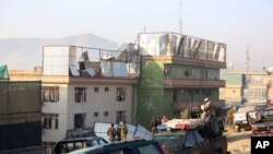 ឆ្មាំ​សន្តិសុខ​ជាតិ​អាហ្វហ្គានីស្ថាន​ត្រួត​ពិនិត្យ​ទីតាំង​ដែល​រង​ការ​វាយ​ប្រហារ​នៅ​ក្នុង​ទីក្រុង​កាប៊ុល ប្រទេស​អាហ្វហ្គានីស្ថាន កាល​ពី​ថ្ងៃ​ទី​២៨ ខែ​វិច្ឆិកា ឆ្នាំ​២០១៤។