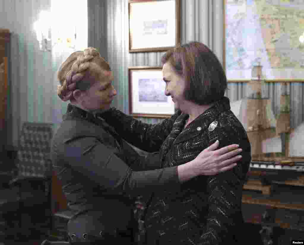 Ukraina muxolifatidan Yuliya Timoshenko Amerika Davlat kotibi muovini Viktoriya Nuland bilan uchrashmoqda. Kiyev, 4-mart.
