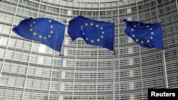 Bendera Uni Eropa berkibar di luar Gedung Komisi Eropa di Brussels, Belgia 8 November 2023. (REUTERS/Yves Herman)