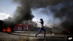 Wani Bafalasdine yana jifan Yahudawa lokacin da suke fada tsakanin su