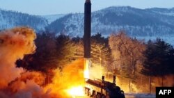 북한은 "국방과학원과 제2경제위원회를 비롯한 해당 기관의 계획에 따라 1월 30일 지상대지상중장거리탄도미사일 '화성-12형' 검수 사격 시험을 진행했다"며 사진을 공개했다.