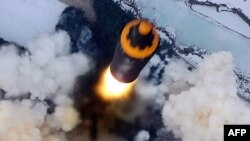 북한은 "국방과학원과 제2경제위원회를 비롯한 해당 기관의 계획에 따라 1월 30일 지상대지상중장거리탄도미사일 '화성-12형' 검수 사격 시험을 진행했다"며 사진을 공개했다.