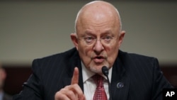 លោកJames Clapper ​នាយក​ស៊ើបការណ៍​សម្ងាត់​របស់​ស.រ.អា.​និយាយ​ថា​ការ​សម្រេច​របស់​អាមេរិក​ក្នុង​ការ​ផ្គត់ផ្គង់​អាវុធ​ឲ្យ​អ៊ុយក្រែន​អាច​នឹង​ធ្វើ​ឲ្យ​រុស្ស៊ី​ផ្តល់​អាវុធ​ទំនើប​កាន់​តែ​ច្រើន​ឡើងៗ​ដល់​ក្រុម​ទាម​ទារ​បំបែក​រដ្ឋ។