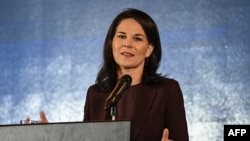 2024年12月2日，德国外交部长安娜莱娜·贝尔伯克在北京与中国外交部长王毅会晤后在新闻发布会上讲话。