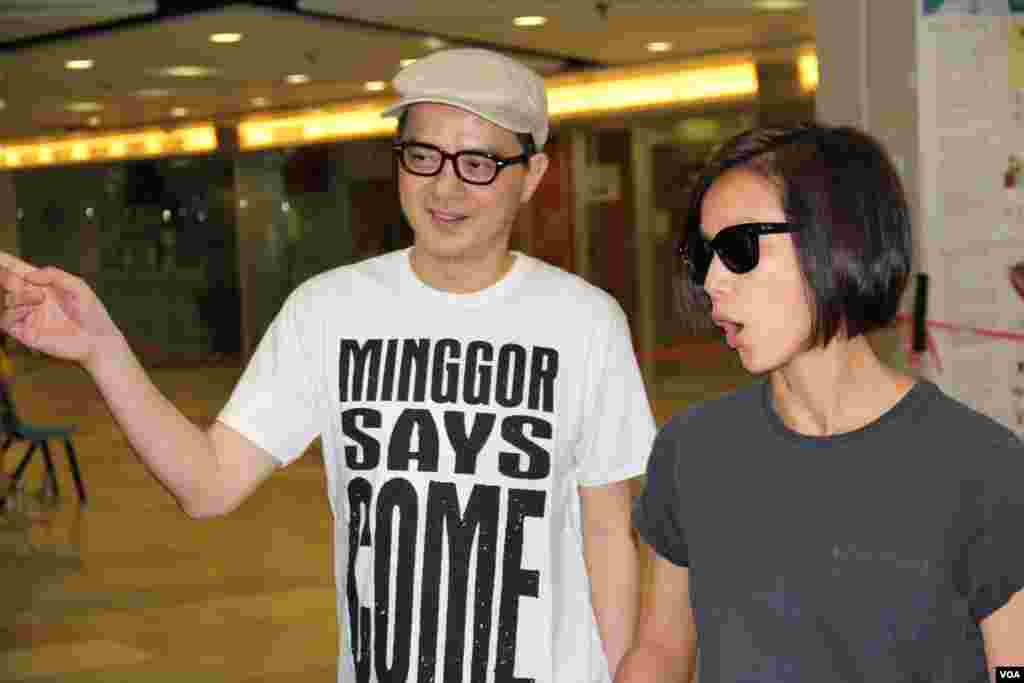 香港知名歌手黄耀明和何韵诗星期天下午6点左右前往投票 (美国之音海彦拍摄)