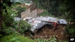 허리케인 그레이스로 멕시코 베라크루스주 주도 할라파시에서 21일 산사태가 발생에 주택이 토사에 파뭍혔다. 
