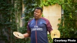 Koffi Kwanhulé lors de son spectacle Ezechiel et les bruits de l'ombre, durant la 71e édition du Festival d'Avignon, France, le 7 juillet 2017.
