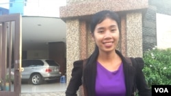 អ្នកនាង ស្តេីង ភារ៉ុង ជំនួយការផ្ទាល់ឯកអគ្គរាជទូតអង់គ្លេសប្រចាំកម្ពុជា។ អ្នកនាង ជាស្រ្តីរស់នៅជនបទម្នាក់ដែលបានតស៊ូមកបន្តការសិក្សាថ្នាក់ឧត្តមសិក្សានៅទីក្រុងភ្នំពេញ ថ្ងៃទី៨ ខែសីហា ឆ្នាំ២០១៧។ ( រ៉ាវី សុភារ័ត្ន/VOA)